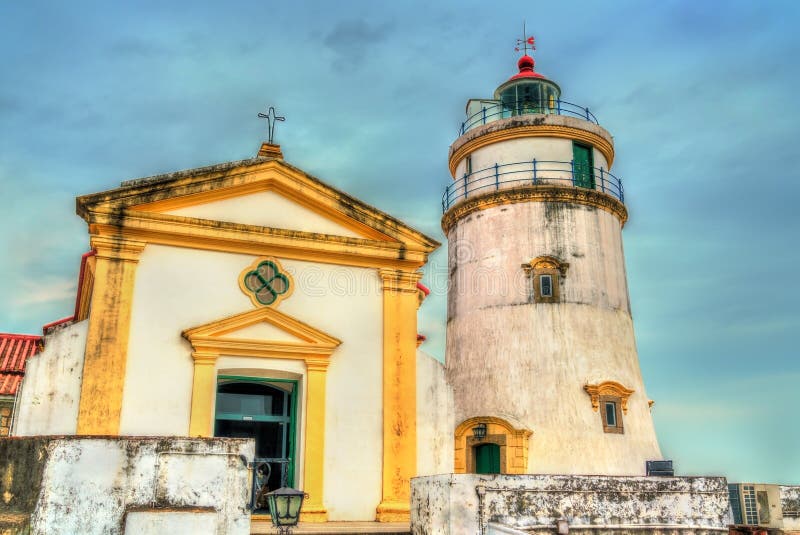 Capela de Nossa Senhora DA Guia und Guia Lighthouse bei Guia Fortress in Macao, China lizenzfreie stockfotos Capela de Nossa Senhora DA Guia und Guia Lighthouse bei Guia Fortress in Macao, China lizenzfreie stockfotos