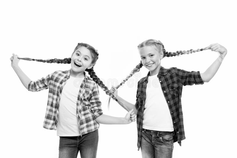 Capelli così lunghi Le ragazze felici indossano i capelli intrecciati Cute trecce per capelli da stiro di piccole dimensioni Este fotografia stock libera da diritti Capelli così lunghi Le ragazze felici indossano i capelli intrecciati Cute trecce per capelli da stiro di piccole dimensioni Este fotografia stock libera da diritti