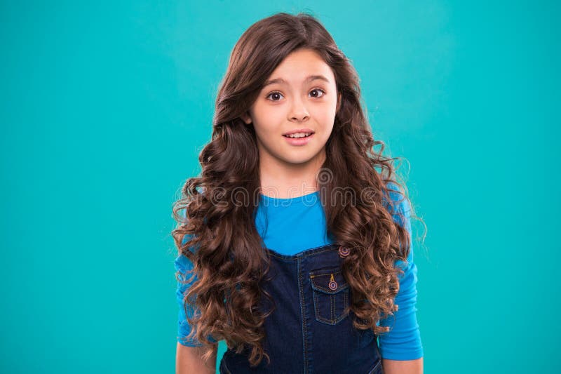 Capelli d'arricciatura perfetti Abitudini sane d'istruzione di cura di capelli Capelli brillanti sani lunghi della ragazza del ba fotografia stock libera da diritti Capelli d'arricciatura perfetti Abitudini sane d'istruzione di cura di capelli Capelli brillanti sani lunghi della ragazza del ba fotografia stock libera da diritti