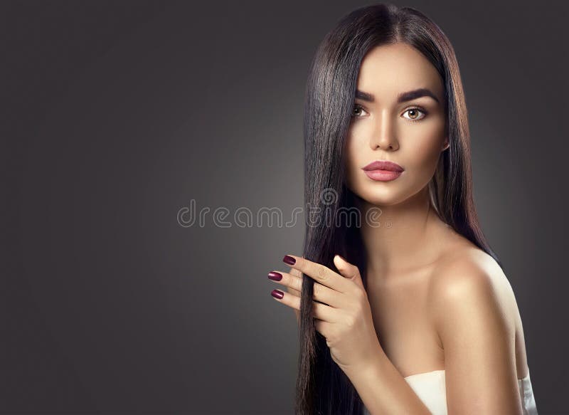 Capelli lunghi commoventi della ragazza di modello castana di bellezza fotografia stock Capelli lunghi commoventi della ragazza di modello castana di bellezza fotografia stock