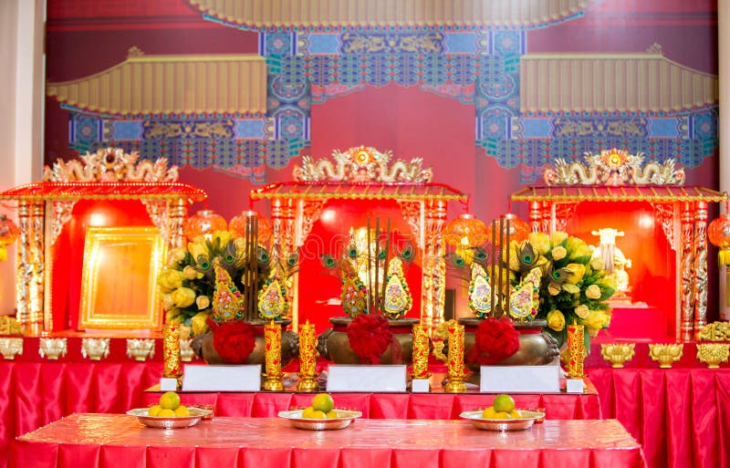 Capilla china Tabla china del partido del Año Nuevo en rojo y tema del oro con la comida y las decoraciones tradicionales imagenes de archivo Capilla china Tabla china del partido del Año Nuevo en rojo y tema del oro con la comida y las decoraciones tradicionales imagenes de archivo