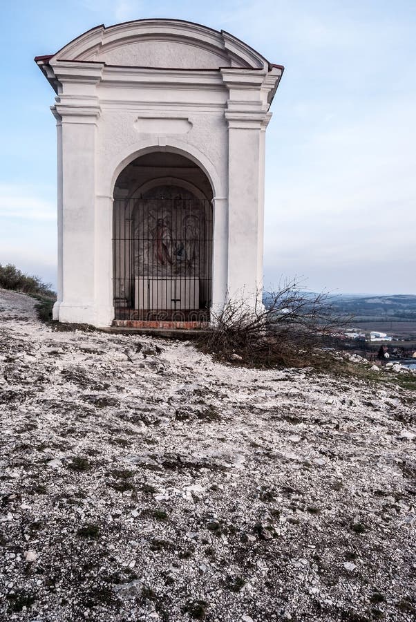Capilla en las estaciones de la cruz de Mikulov a la colina de Svaty Kopecek en República Checa fotos de archivo libres de regalías Capilla en las estaciones de la cruz de Mikulov a la colina de Svaty Kopecek en República Checa fotos de archivo libres de regalías