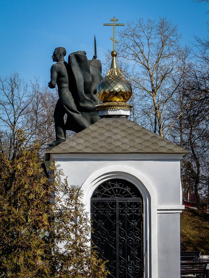 Capilla ortodoxa en el monumento en la ciudad de Yukhnov, región de Kaluga en Rusia fotografía de archivo libre de regalías Capilla ortodoxa en el monumento en la ciudad de Yukhnov, región de Kaluga en Rusia fotografía de archivo libre de regalías