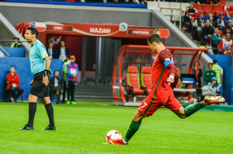 Capitã Nacional De Futebol Portugal Cristiano Ronaldo Contra Chile  Midfielder Mauricio Isla Durante Xícara De Confederação De Fifa Imagem  Editorial - Imagem de caldeira, futebolista: 207477780