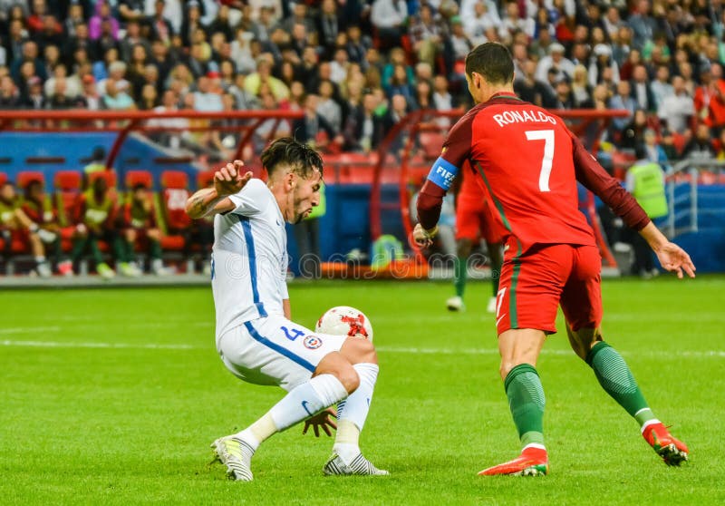 Capitã Nacional De Futebol Portugal Cristiano Ronaldo Contra Chile  Midfielder Mauricio Isla Durante Xícara De Confederação De Fifa Imagem  Editorial - Imagem de caldeira, futebolista: 207477780