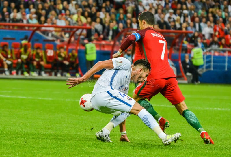 Jogador Nacional De Futebol Portugal E Re Silva Contra Chile Midfielder  Mauricio Isla Durante a Xícara De Confederações De Fifa 20 Fotografia  Editorial - Imagem de segundo, passo: 207478102