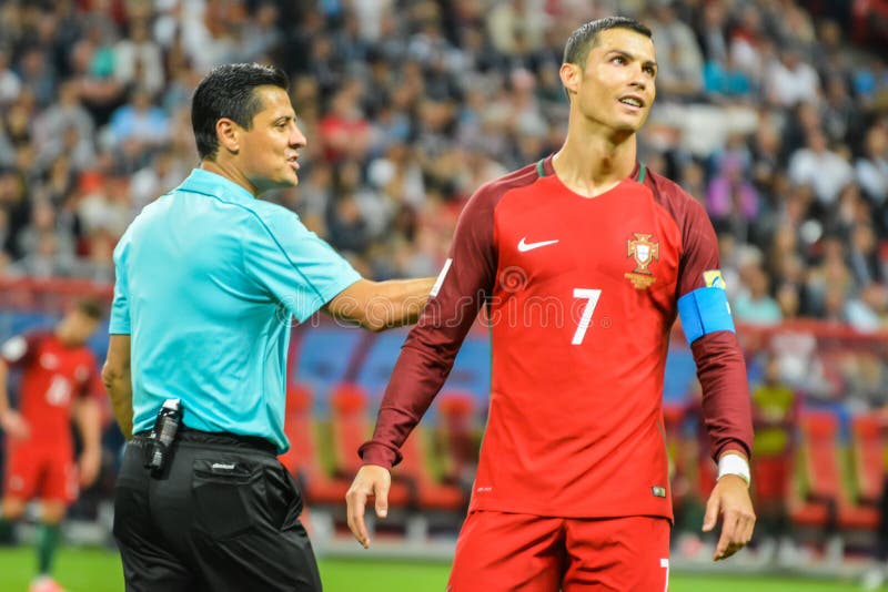 Capitã Nacional De Futebol Portugal Cristiano Ronaldo Contra Chile  Midfielder Mauricio Isla Durante Xícara De Confederação De Fifa Imagem  Editorial - Imagem de caldeira, futebolista: 207477780