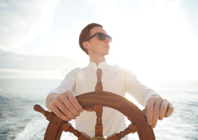 Capitão Segurando Mãos No Leme Do Navio Foto de Stock - Imagem de viagem,  aventura: 161364500