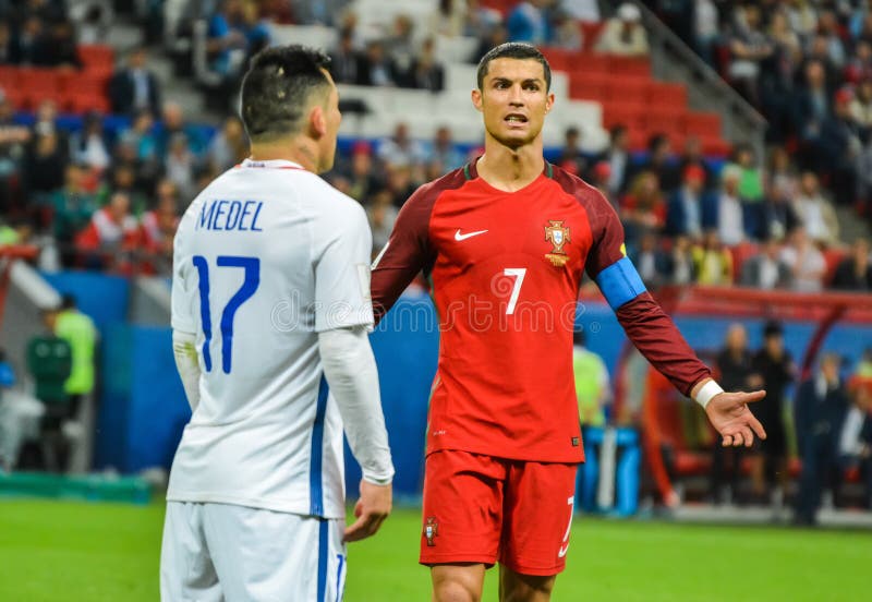 Capitã Nacional De Futebol Portugal Cristiano Ronaldo Contra Chile  Midfielder Mauricio Isla Durante Xícara De Confederação De Fifa Imagem  Editorial - Imagem de caldeira, futebolista: 207477780