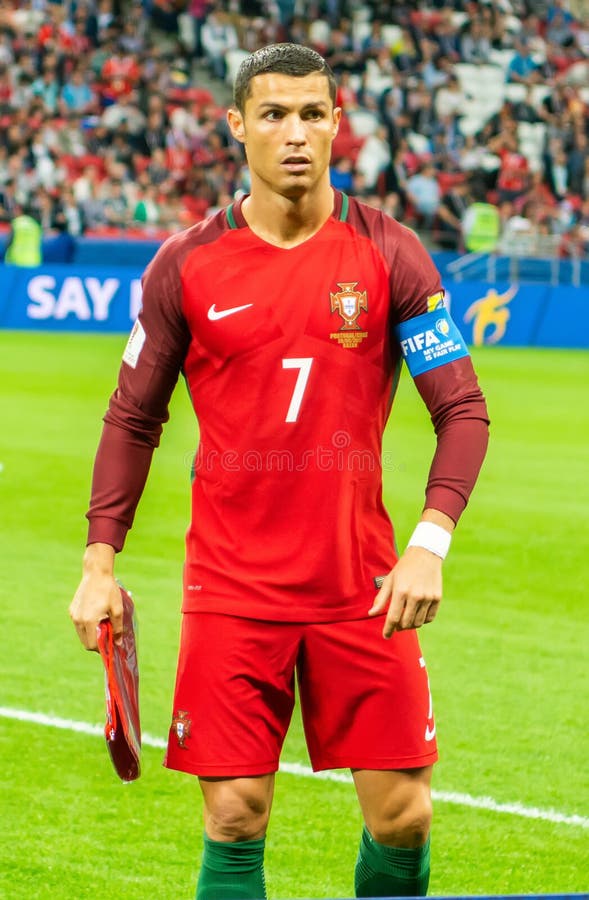 Capitã Nacional De Futebol Portugal Cristiano Ronaldo Contra Chile  Midfielder Mauricio Isla Durante Xícara De Confederação De Fifa Imagem  Editorial - Imagem de caldeira, futebolista: 207477780