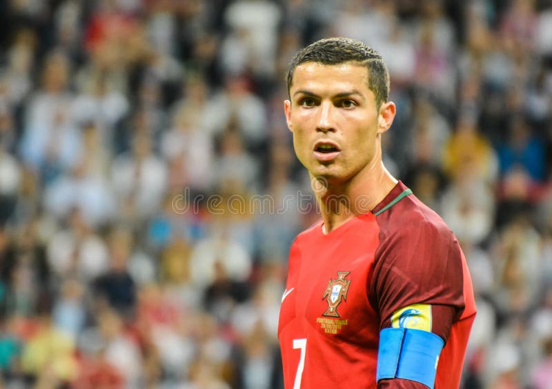 Capitã Nacional De Futebol Portugal Cristiano Ronaldo Contra Chile  Midfielder Mauricio Isla Durante Xícara De Confederação De Fifa Imagem  Editorial - Imagem de caldeira, futebolista: 207477780