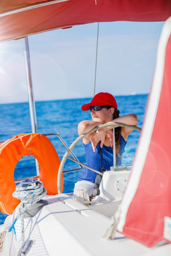 Capitaine de fille à bord de yacht de navigation sur la croisière d'été Aventure de voyage, faisant de la navigation de plaisance photographie stock Capitaine de fille à bord de yacht de navigation sur la croisière d'été Aventure de voyage, faisant de la navigation de plaisance photographie stock