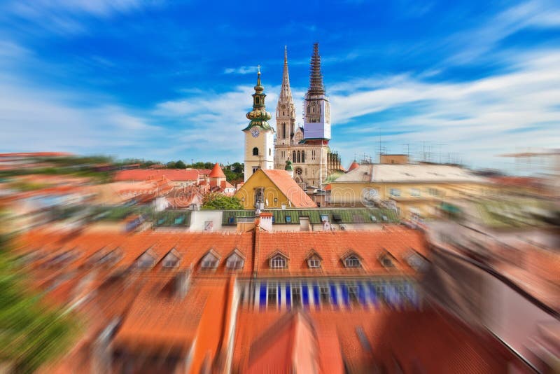 Capitale de vue radiale de tache floue de cathédrale de la Croatie Zagreb de ville supérieure photos libres de droits Capitale de vue radiale de tache floue de cathédrale de la Croatie Zagreb de ville supérieure photos libres de droits