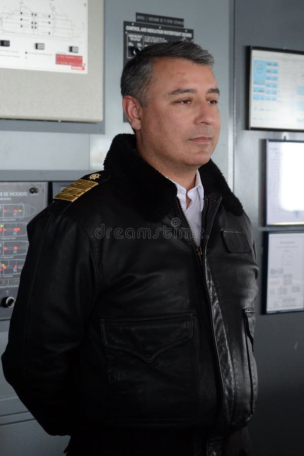 Capitani sul ponte di un ` della nave di passeggero via ` australe l'arcipelago di Tierra del Fuego immagini stock libere da diritti