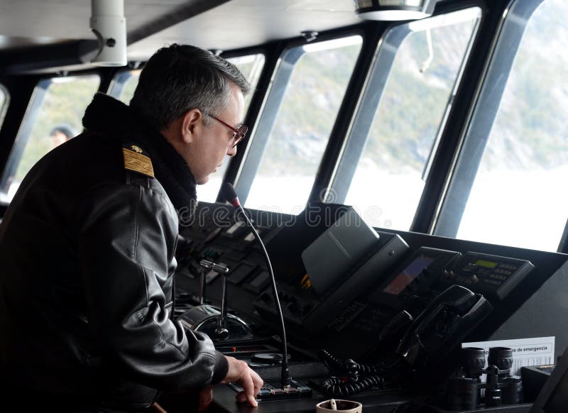 Capitani sul ponte di un ` della nave passeggeri via ` australe nell'arcipelago di Tierra del Fuego immagini stock