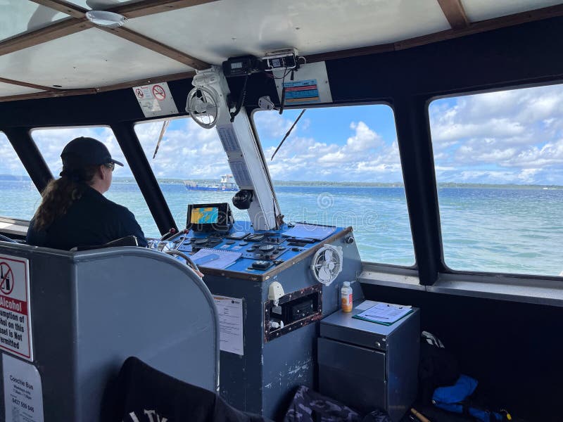 Capitano che naviga servizio di traghetto passeggeri nell’isola di cochiemudlo queensland australia fotografia stock libera da diritti