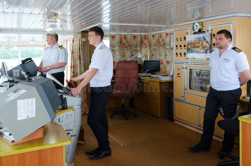 Capitano della nave Alexander Benois e dei compagni nella cabina di capitano fotografia stock