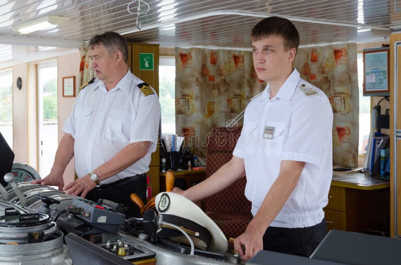 Capitano della nave Alexander Benois e dell'assistente nella CABI di capitano immagine stock libera da diritti
