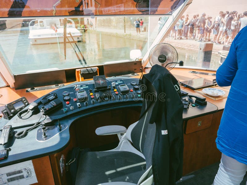 Capitano della nave turistica di batorama con un passeggero in attesa di vedere l'esterno immagine stock