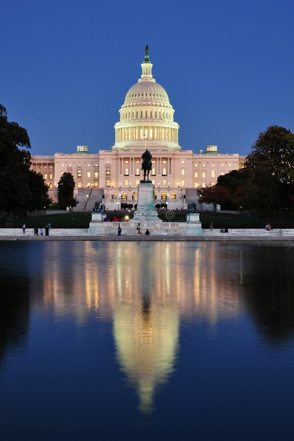 Capitol des Etats-Unis avec le regroupement se reflétant photographie stock Capitol des Etats-Unis avec le regroupement se reflétant photographie stock