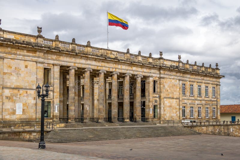 Capitólio nacional colombiano e congresso situados no quadrado de Bolivar - Bogotá, Colômbia foto de stock royalty free Capitólio nacional colombiano e congresso situados no quadrado de Bolivar - Bogotá, Colômbia foto de stock royalty free