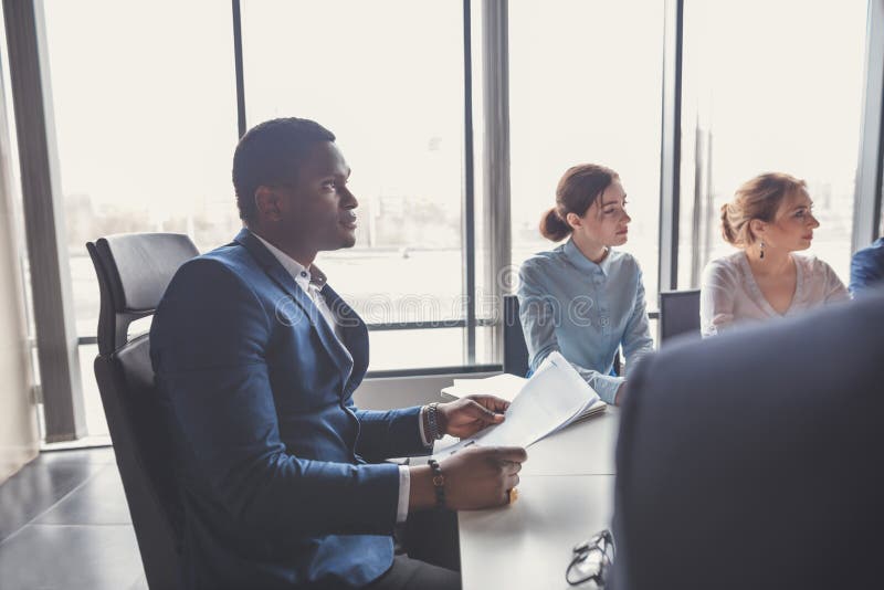 Capo che dirige una riunione di affari con i partner immagine stock Capo che dirige una riunione di affari con i partner immagine stock