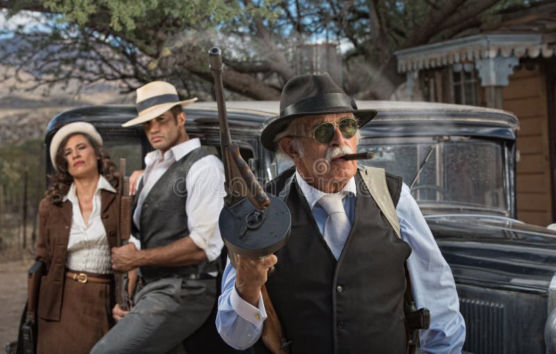 Capo Del Gangster Con I Partner Immagine Stock Immagine di pericoloso