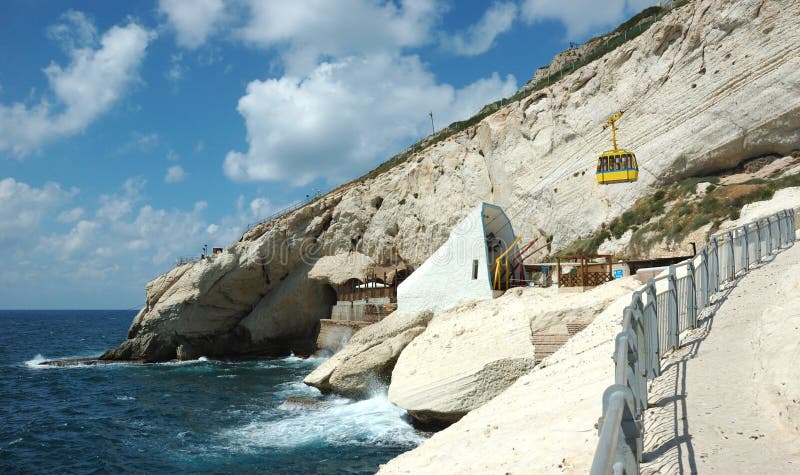 Capo famoso di nikra di Rosh ha del punto di riferimento con le bei caverne e grot fotografia stock libera da diritti Capo famoso di nikra di Rosh ha del punto di riferimento con le bei caverne e grot fotografia stock libera da diritti