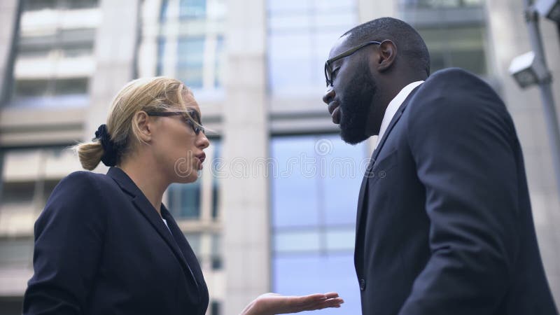 Capo femminile che rimprovera subalterno, impiegato che si giustifica, etiche imprenditoriali