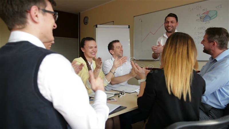 Capo Motivating Diverse Business Team People Give High Five di Happy Company insieme Celebri i buoni risultati della ricompensa