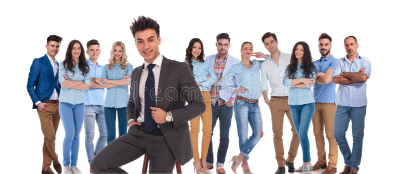 Capo rilassato dell'uomo d'affari del gruppo casuale che si siede sulla sedia fotografie stock Capo rilassato dell'uomo d'affari del gruppo casuale che si siede sulla sedia fotografie stock