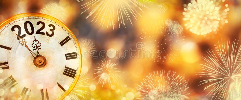 Capodanno con fuochi d'artificio e orologio 2023, fino a mezzanotte con fondo d'oro dislocato