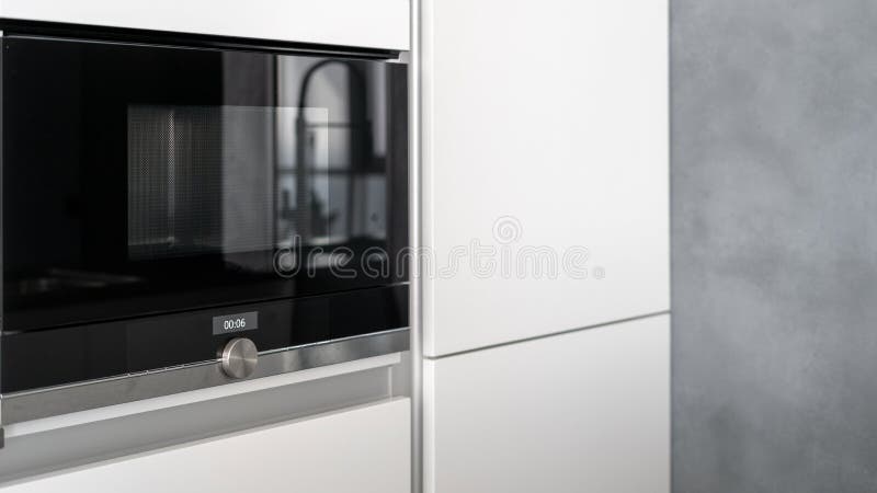 Cappa bianca spaziosa con microonde nero lucido immagini stock libere da diritti