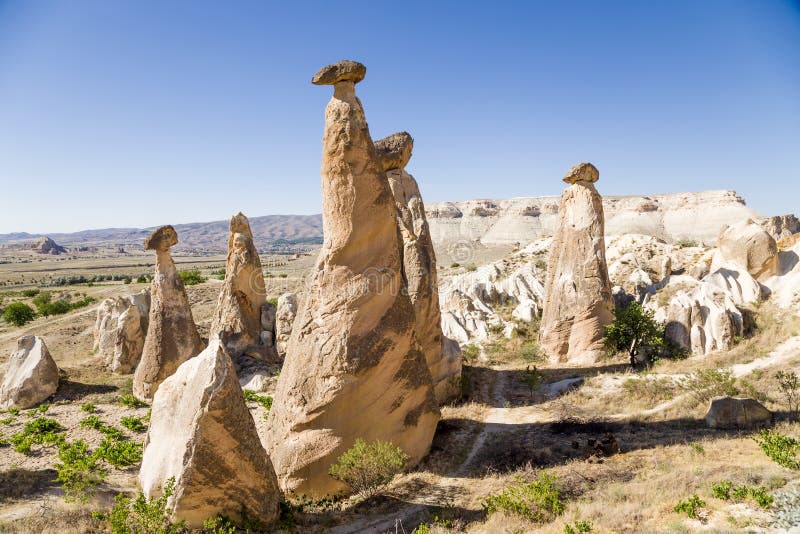 Cappadocia,土耳其 石蘑菇(风化,外围之物柱子)在Cavusin附近 免版税库存图片 Cappadocia,土耳其 石蘑菇(风化,外围之物柱子)在Cavusin附近 免版税库存图片