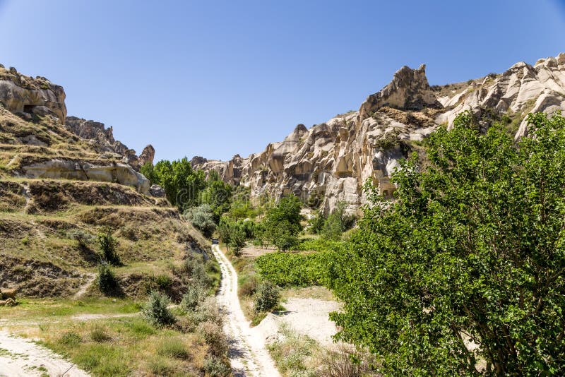 Cappadocia, Turcja : Sceniczny widok halna dolina z zawala się w skały w parku narodowym Goreme zdjęcia stock Cappadocia, Turcja : Sceniczny widok halna dolina z zawala się w skały w parku narodowym Goreme zdjęcia stock