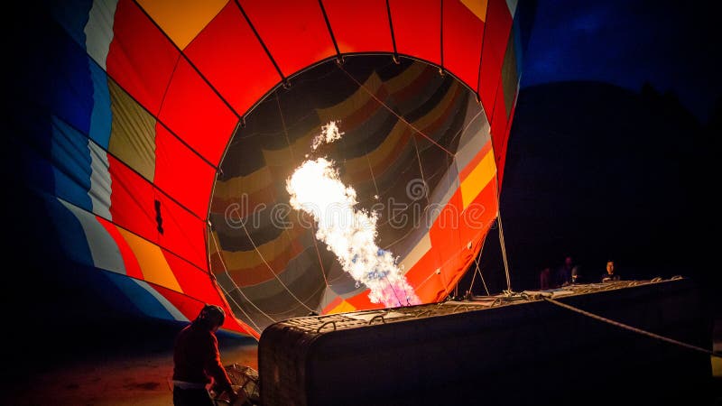 Cappadocia, Τουρκία - 15 Νοεμβρίου 2014: Μπαλόνι ζεστού αέρα που είναι ζεστός αέρας που γεμίζουν με τις φλόγες στοκ φωτογραφία Cappadocia, Τουρκία - 15 Νοεμβρίου 2014: Μπαλόνι ζεστού αέρα που είναι ζεστός αέρας που γεμίζουν με τις φλόγες στοκ φωτογραφία