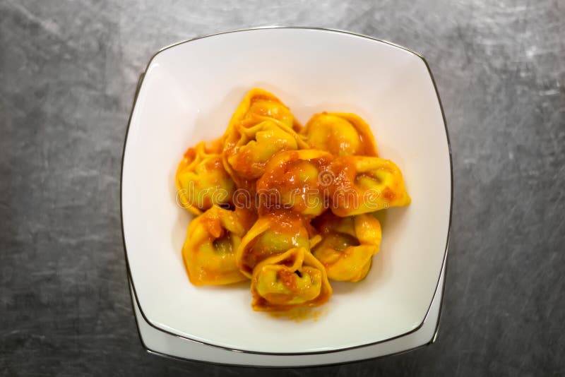 Cappelletti Avec La Sauce Tomate Photo stock - Image du cuisine, frais ...