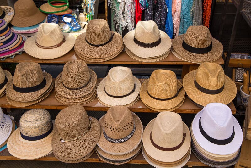 Cappelli di paglia da vendere fotografia stock libera da diritti Cappelli di paglia da vendere fotografia stock libera da diritti