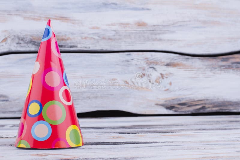 Cappello di carta adorabile della festa di compleanno del cono fotografia stock libera da diritti Cappello di carta adorabile della festa di compleanno del cono fotografia stock libera da diritti