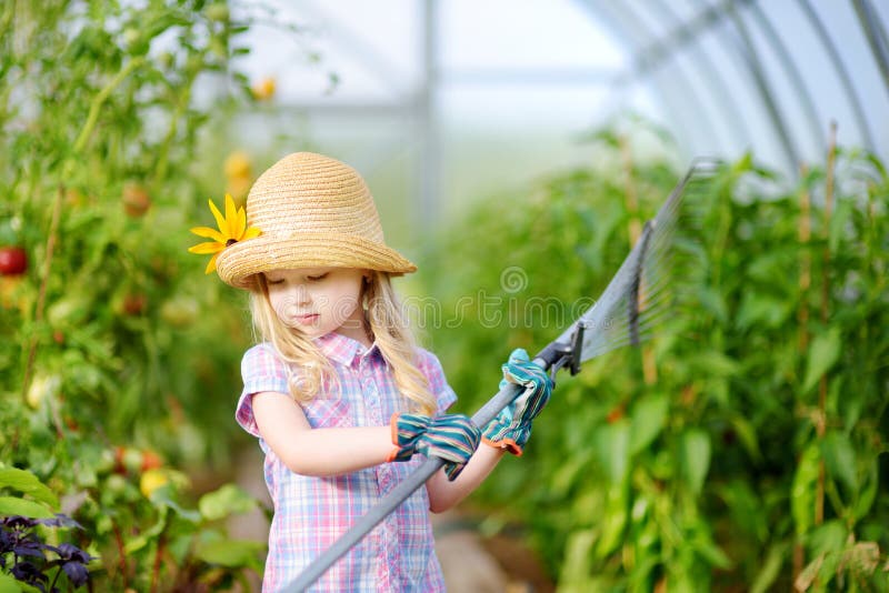 Cappello Di Paglia Della Bambina Adorabile E Guanti D'uso Del Giardino Dei  Bambini Che Giocano Con I Suoi Strumenti Di Giardino D Fotografia Stock -  Immagine di giardino, cappello: 85747488