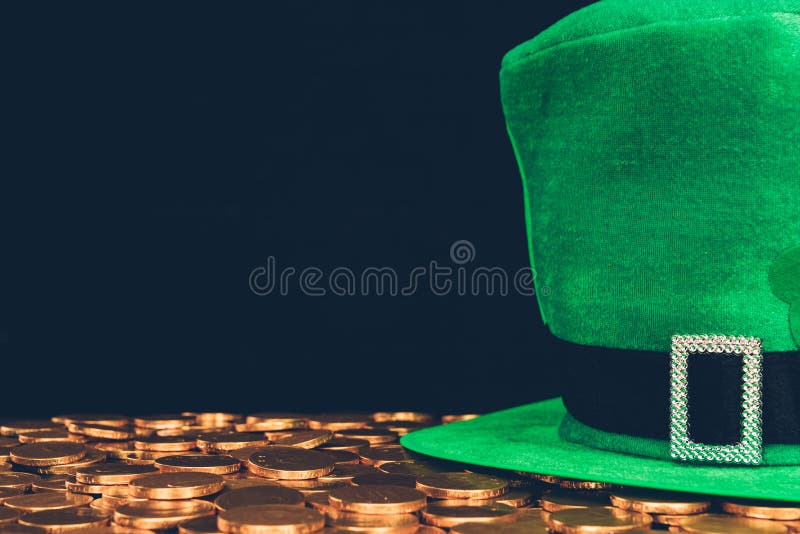 cappello verde sulle monete dorate immagine stock libera da diritti cappello verde sulle monete dorate immagine stock libera da diritti