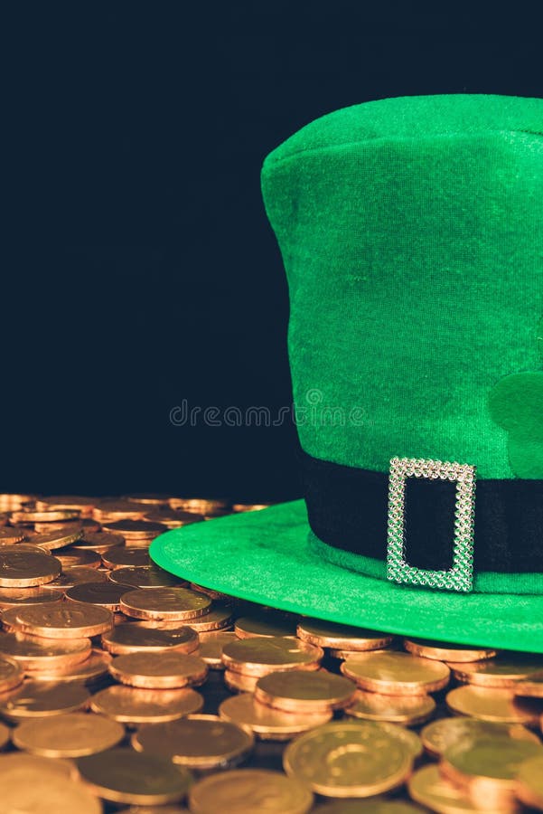 cappello verde sullo splendere le monete dorate immagini stock cappello verde sullo splendere le monete dorate immagini stock