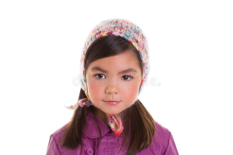 Cappotto del bambino del bambino della ragazza del ritratto asiatico di inverno e protezione porpora delle lane fotografia stock libera da diritti Cappotto del bambino del bambino della ragazza del ritratto asiatico di inverno e protezione porpora delle lane fotografia stock libera da diritti