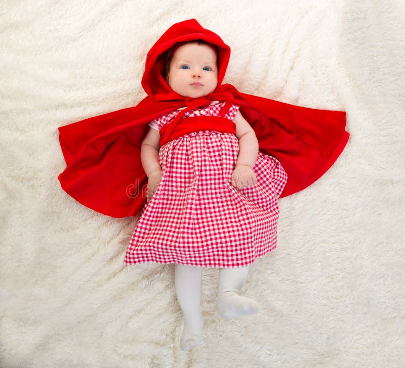 Cappuccetto Rosso Del Bambino Su Pelliccia Bianca Immagine Stock - Immagine  di famiglia, sano: 28522635