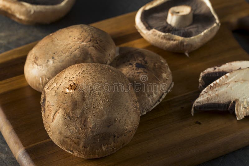 Cappucci crudi organici sani del fungo di Portobello fotografie stock Cappucci crudi organici sani del fungo di Portobello fotografie stock