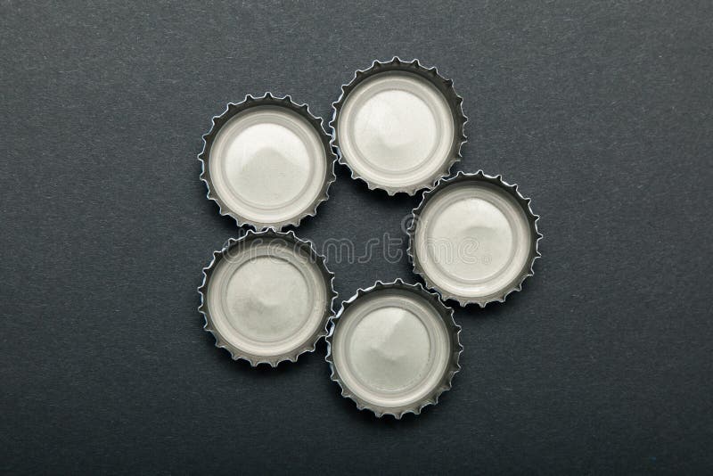 Cappucci della bottiglia di birra, alcolismo, depressione fotografia stock Cappucci della bottiglia di birra, alcolismo, depressione fotografia stock