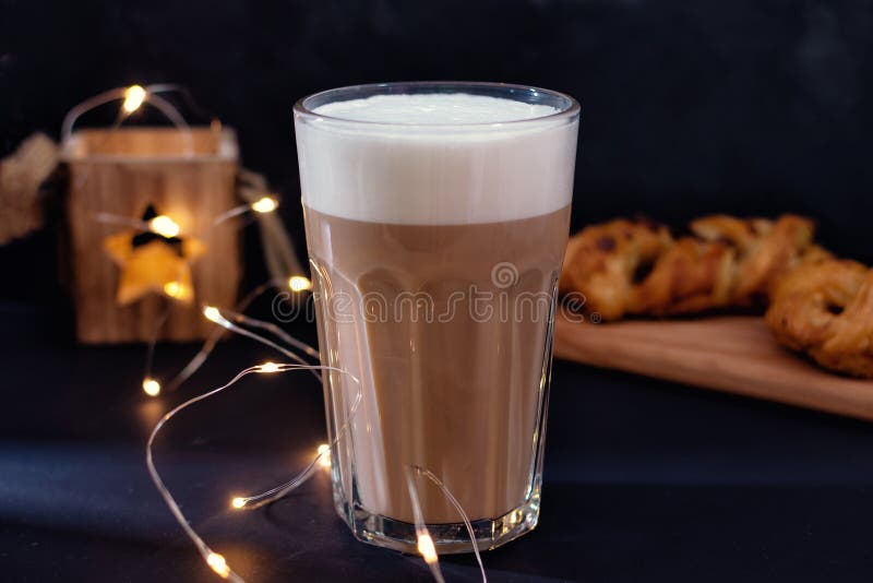 Cappuccino, café avec la mousse de lait étroitement Boisson délicieuse image libre de droits Cappuccino, café avec la mousse de lait étroitement Boisson délicieuse image libre de droits
