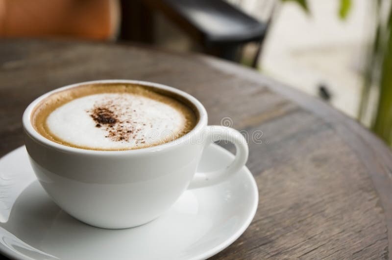 Cappuccino caliente en el café al aire libre imágenes de archivo libres de regalías