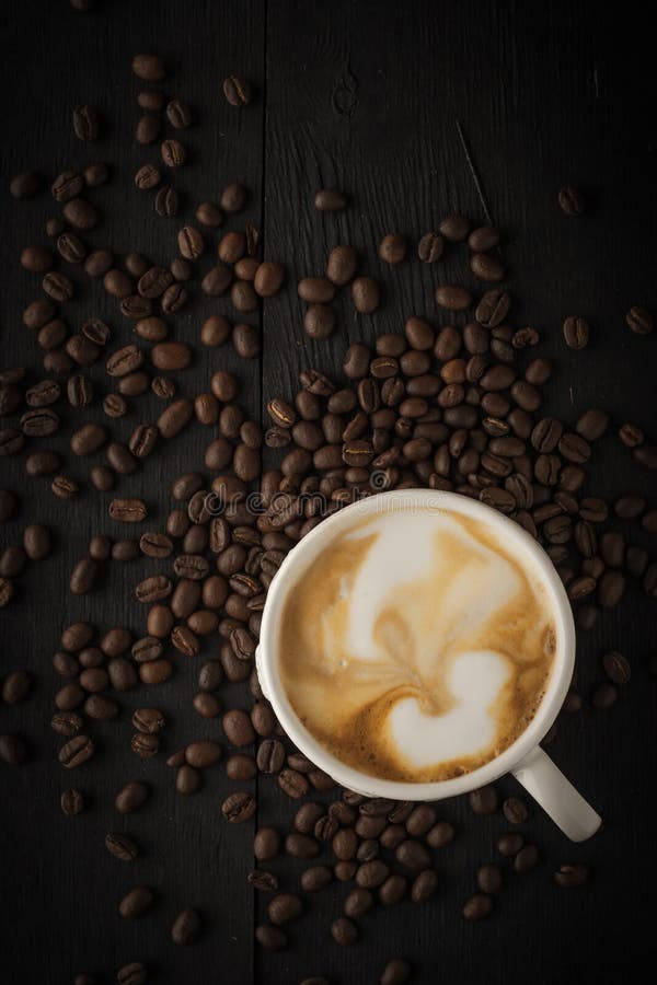 Cappuccino com os feijões de café verticais