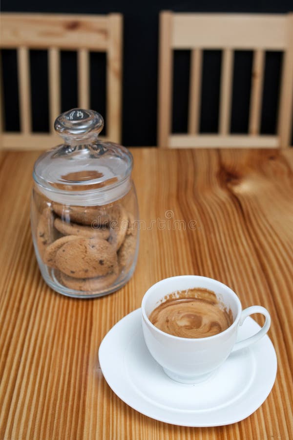 Cappuccino de tasse de biscuits de pot de biscuit de café de matin images stock Cappuccino de tasse de biscuits de pot de biscuit de café de matin images stock